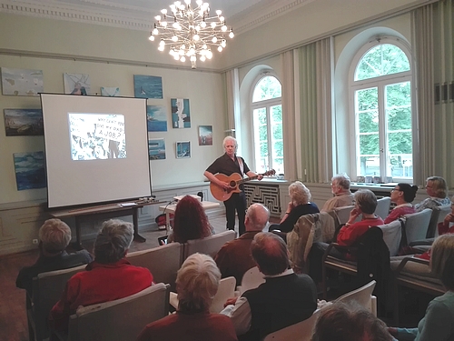 Bucky Halker präsentiert in einem Vortrag und mit musikalischen Beiträgen das Leben und Wirken von Woody Guthrie